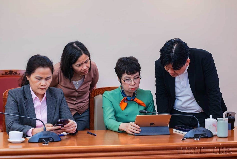 Ban Lãnh đạo TTXVN cùng cán bộ, viên chức Thông tấn tham gia tập huấn “Ứng dụng trí tuệ nhân tạo (AI) phục vụ công tác quản lý trong môi trường số”. (Ảnh: Hoàng Hiếu/TTXVN)